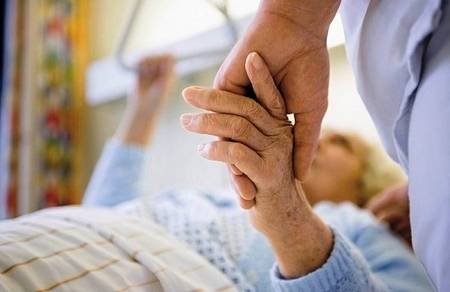 Догляд за лежачими хворими: як забезпечити гідне життя та відновлення