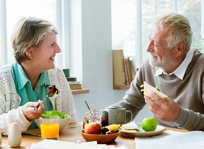 Правильне харчування в нашому будинку для людей похилого віку: основні принципи та організація