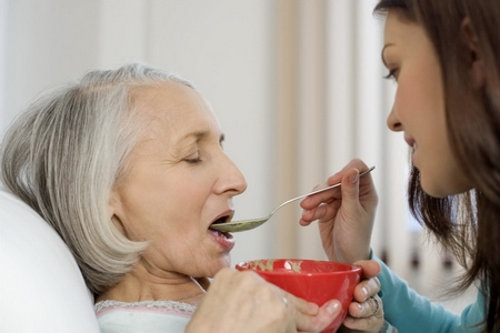 Послуги доглядальниці чи приватний будинок для людей похилого віку — що краще?